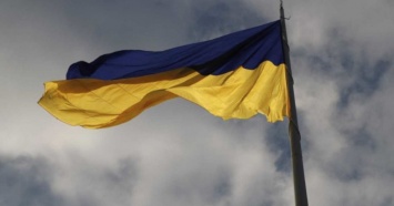В Киеве из-за непогоды опустили главный государственный флаг