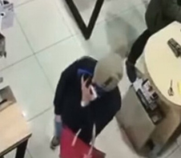 В Киеве парень прихватил из магазина дорогие наушники вместе со своим заказом