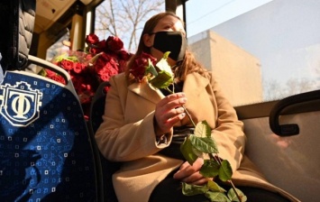 В троллейбусе Одессы женщинам дарили цветы