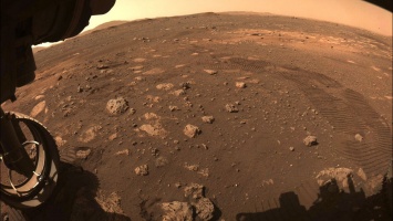 Марсоход Perseverance проехал первые 6,5 метров по поверхности Марса и показал, как шевелит колесами