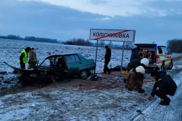 Под Харьковом в страшной аварии погибли люди, тела вырезали из машины (фото)