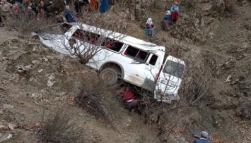 В Турции школьный автобус сорвался со скалы, есть погибшие и раненые