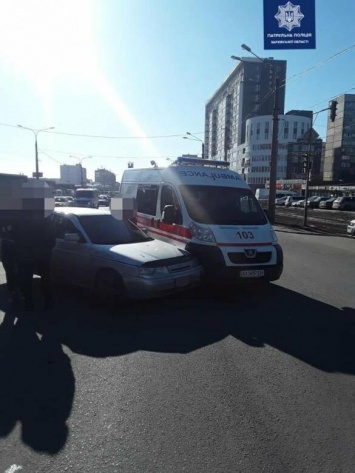 На Холодной Горе автомобиль "ВАЗ" нарушил ПДД и столкнулся со "скорой", - ФОТО