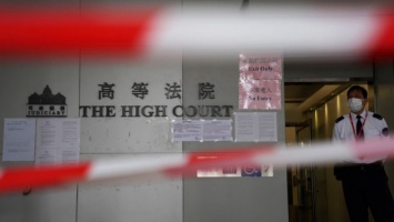 Суд освобождает одного гонконгского активиста под залог