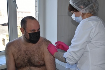 В Николаеве от вакцину от коронавируса получили замгубернатора, нардеп и начальник облздрава (ФОТО)