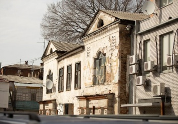 Таких в городе не осталось: в центре Днепра разваливается уникальный особняк (фото)