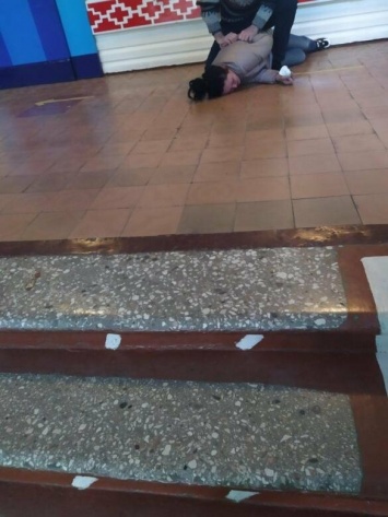 В Мариуполе пьяная мама второклассника побила директора школы и завуча,- ФОТО, ВИДЕО
