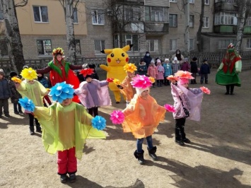 На Масленицу в мелитопольский детсад пришел Пикачу