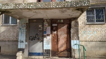 "Не подъезд, а локация для съемок фильмов ужасов": в Мелитополе жалуются на управляющую компанию