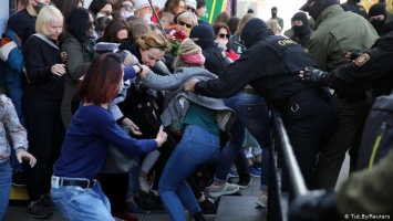 "Твари, я здесь власть": что пережили женщины в ходе протестов в Беларуси