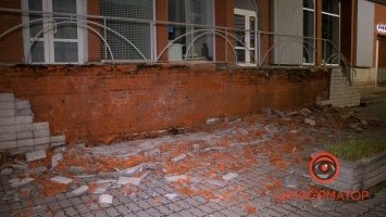 В Днепре на Европейской улице обвалился фасад: тротуар засыпало плиткой и кирпичами