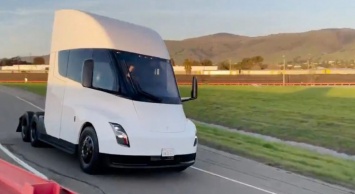 Tesla опубликовала видео испытательного заезда грузовика Semi