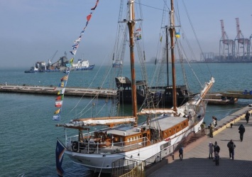 Успей сделать фото: в Одесский порт зашла 105-летняя яхта