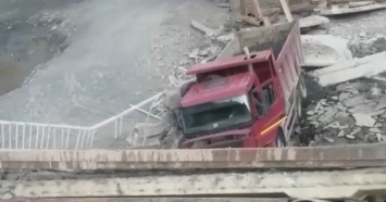 Автомобильный мост вместе с грузовиком рухнул в Дагестане (видео)