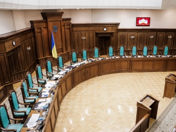 Конституционный Суд решил рассматривать представление о неконституционности состава НКРЭКУ в порядке письменного производства