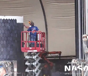 Видео: специалисты SpaceX вручную размещают плитки термозащиты на прототип Starship