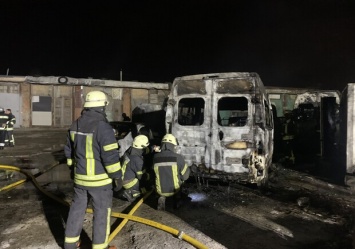 Сгорели четыре микроавтобуса и легковушка: в Харькове - пожар на стоянке Минобороны