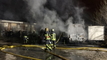 Пожар на парковке Минобороны в Харькове уничтожил 5 машин (фото)