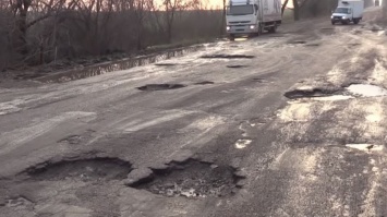 В Кривом Роге измерили глубину дорожных ям