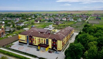 На Буковине построили сельскую школу с кинотеатром и лифтом - фото