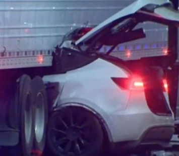 Очередная резонансная авария с Tesla: электрокар, ехавший на автопилоте, влетел под трейлер