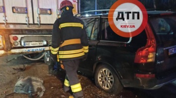 Под Киевом пьяный водитель уснул и влетел под фуру (фото)