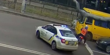 В Киеве курьер на скутере устроил "догонялки" с полицейскими