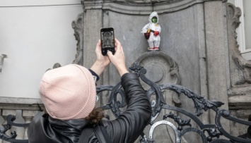 «Брюссельского мальчика» одели в защитный медицинский костюм и маску