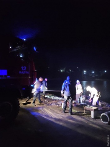 В Одесской области "Мерседес" упал в реку: погиб человек