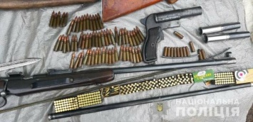 Сотни патронов, пистолет и винтовка: под Харьковом местный житель хранил дома арсенал оружия и боеприпасов, - ФОТО