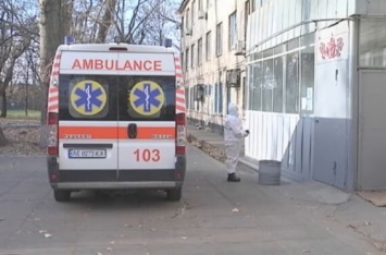 Нервы не выдержали: на Львовщине больная COVID медсестра выбросилась из окна