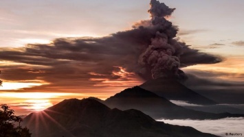 В Исландии произошло извержение вулкана, "спавшего" почти 800 лет (видео)