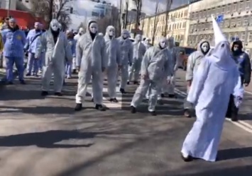 "Парад зомби": в Киеве прошла акция скептиков пандемии COVID-19