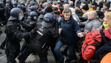 В Германии участники антикарантинных протестов подрались с полицией