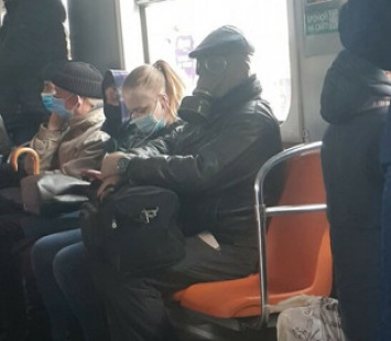 В сеть выложили курьезное фото необычного пассажира метро