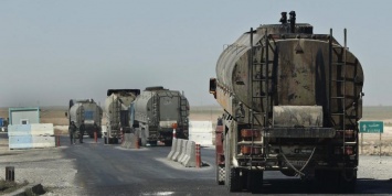 В Сирии пожаловались на вывоз американцами 300 цистерн с нефтью за сутки