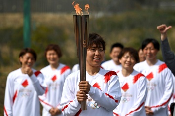 Олимпийский огонь начинает свой путь в Токио: некоторые считают, что этот день никогда не должен был наступить