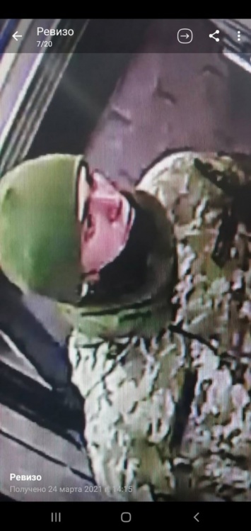 На Днепропетровщине люди, одетые в камуфляж, ограбили магазин (ВИДЕО)
