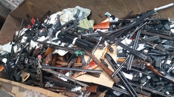 Полицейские Днепропетровщины отправили на переплавку полторы тонны изъятого из незаконного обращения оружия