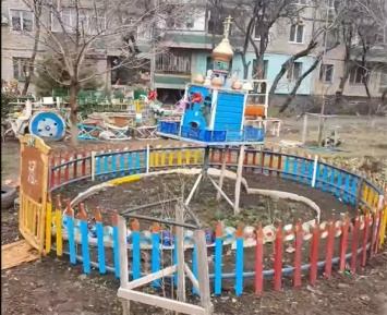 Криворожанин самостоятельно построил детскую площадку с машинами и даже самолетом (ВИДЕО)
