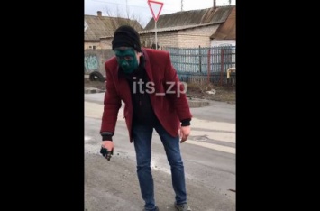 В Мелитополе подозреваемому в воровстве пришлось умыться зеленкой. ВИДЕО