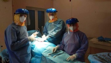 В Сумах пожилому пациенту с коронавирусом провели сложную операцию