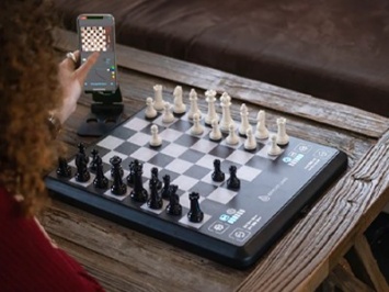 Первая интерактивная шахматная доска с подсказками и ИИ [ВИДЕО]