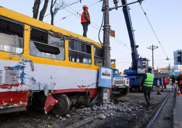 В Одессе трамвай снес электроопору: видео момента аварии