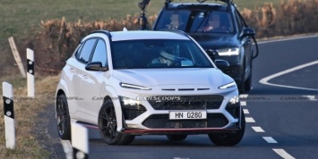 Hyundai Kona N засняли без камуфляжа во время съемок