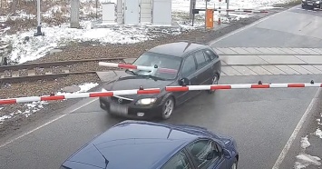 Шлагбаум застрял в «Мазде» во время полицейской погони (видео)