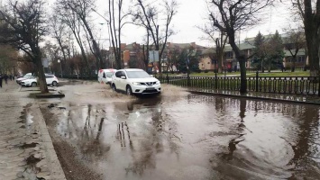 В Никополе дождь затопил часть дороги на проспекте Трубников