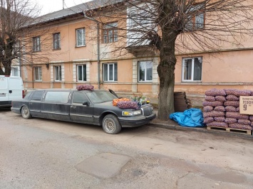 Роскошь как образ жизни: в Черновцах лимузин Lincoln используют как прилавок для торговли картошкой