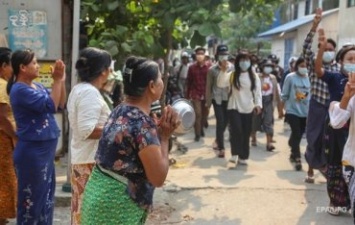 В Мьянме протестующие объявили "мусорный бунт"