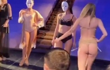 В Херсонском театре пояснили закрытую вечеринку с полуголыми девушками